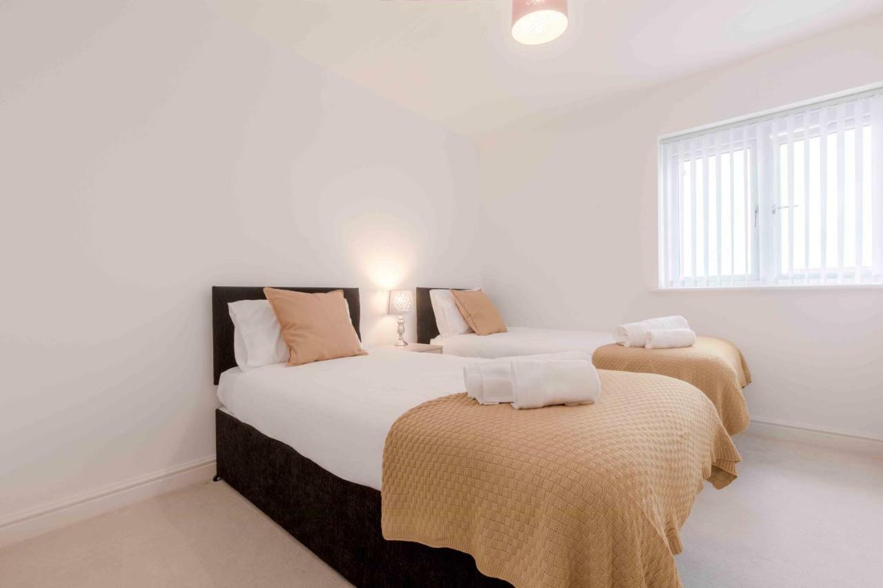 The Penthouse @ Waterside Grange Apartment Slough Ngoại thất bức ảnh