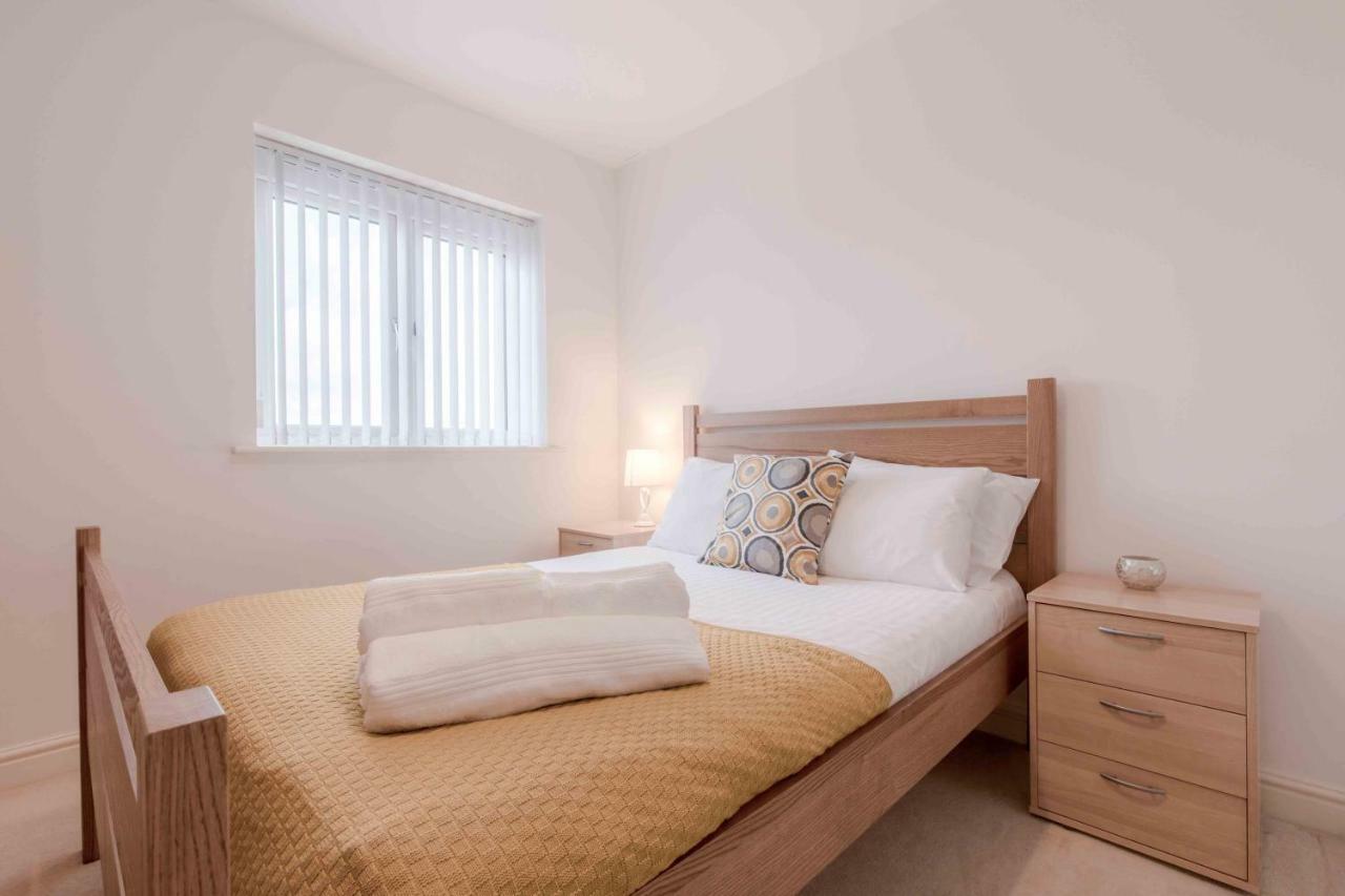 The Penthouse @ Waterside Grange Apartment Slough Ngoại thất bức ảnh